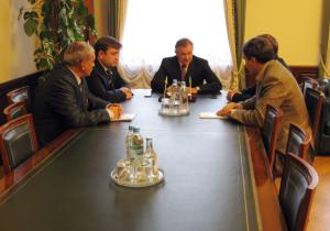 Губернатор Олег Ковалёв посоветовал избранным главам районов максимально сохранить профессиональные кадры среди муниципальных служащих